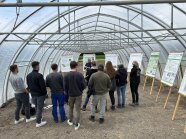 Schülergruppe im Folientunnel und Postern auf Ständern