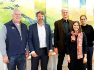 Gruppenbild mit dem Team der Ökozüchtungsplattform sowie Präsident und Institutsleiter 