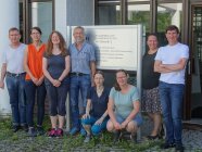 Mitarbeiter des Teams der Genomanalyse vor dem Gebäude.