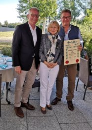 Gruppenfoto zur Verleihung des Hopfenordens an Dr. Elisabeth Seigner