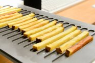 Pommen frites mit unterschiedlichen Frittierfarben  zur optoelektronischen Bewertung 