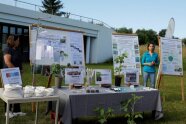 Präsentation der Poster zur Sojazüchtung am Informationsstand durch Mitarbeiter der LfL.