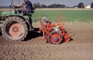 Landwirt bei der Aussaat