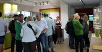 Hopfenausstellungsstand auf Landesgartenschau mit Besuchern.