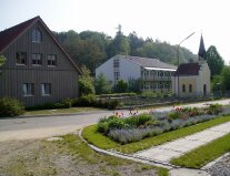 Das Hopfenforschungszentrum Hüll mit Kapelle.