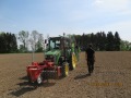 Schlepper mit Anbau am Feld