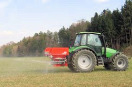 Ausbringung von Mineraldünger mit einem Schleuderstreuer