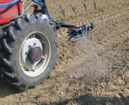 Traktor beim Spritzen eines Felds in Nahaufnahme