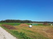Feld mit Lagerung bzw. Kompostierung von Hopfenrebenhäcksel