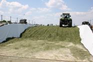 Ein Traktor fährt auf der Silage.