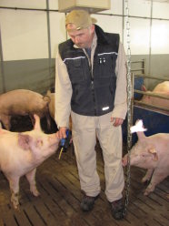 Techniker beim  messen der Schadgase in der Stallluft