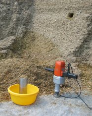 Silagehaufen, davor eine Plastikschüssel