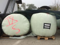 stehend gelagerter Ballen und längs gelagerter Ballen auf Palette