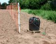 Elektronetz mit Gerät auf Sandboden