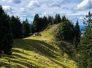 Kleinrechenbergalm umringt mit Wald.