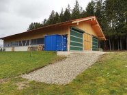 Geschlossener Stall steht auf Wiese