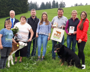 Personengruppe auf der Wiese