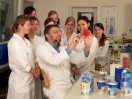 Personen bei der Ausbildung im mikrobiologischen Praktikum in einem Labor