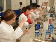 Labormitarbeiterinnen beim Pipettieren im  mikrobiologischen Praktikum