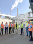 Die Besuchergruppe der LfL im Freien vor der Fabrikanlage.