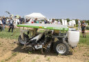 Zu sehen ist ein landwirtschaftliches Gefährt, auf dem sich eine Solarpaneele befindet.