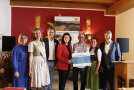 Ein Gruppenfoto mit sieben Personen (von links): Maria-Lena Hohenester (Geschäftsführerin LVÖ- Landesvereinigung für den ökologischen Landbau), die Bayerische Bio-Königin Raphaela I. (BioRegio Betrieb Biohof Lex/ Erding, Thomas Lang (1. Vorsitzender LVÖ), Staatsministerin Michaela Kaniber, Josef Beck (BioRegio Betrieb Beck), Sophia Weisensee (Projektbetreuerin BioRegio Betriebsnetz an der LfL) und Stephan Sedlmayer (Präsident der LfL)