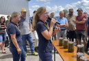 Eine junge Frau mit einem Mikro in der Hand erklärt, was wichtig für Futterhygiene ist.