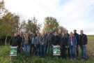 Gruppenbild mit 18 Männer und Frauen - Wissenschaftlern und Landwirten - stehen in zwei Reihen mitten auf einem Feld. (Quelle: LfL)