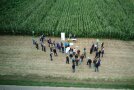 Drohnenfoto eines Feldtags mit Zuschauern und Demonstrationen. 