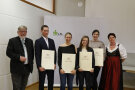 Gruppenbild mit sechs Personen: Der Abteilungsleiter Berufliche Bildung, Guido Winter und vier junge Pferdewirtscahftsmeister und -meisterinnen mit der Bildungsberaterin Claudia Kühn-Heydrich.