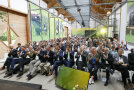 Beim ZukunftsKongress der LfL sitzen viele Menschen in einer Halle, fast alle tragen Anzug  und applaudieren.