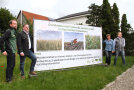 Die Vertreter der Projektpartner stehen vor der Infotafel, zwei links, zwei rechts davon. 
