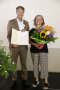 Stephan Sedlmayer überreicht Dr. Christina Jais Urkunde