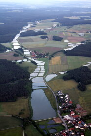 Luftaufnahme von Teichketten, mehrerer aneinander angrenzender Teiche