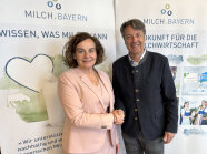 Susanne Glasmann links und Stephan Sedlmayer beim Handshake.
