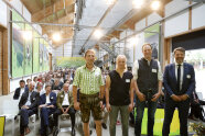 Es stehen vier Menschen nebeneinander, hinter ihnen befindet sich ein Auditorium. Die Personen sind:Die Landwirte Florian Doll, Verena Hußmann, Peter Oberhofer und LfL-Präsident Stephan Sedlmayer