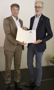 Stephan Sedlmayer überreicht Urkunde an Prof. Spiekers