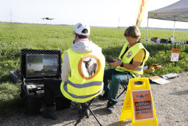 Zwei Personen an der Steuerungszentrale für Rehkitz-Rettungsdrohne