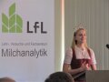 Milchprinzessin am Rednerpult 
