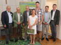 Siegerfamilie Schneider mit Gratulanten