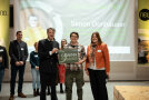 Einer der Sieger im Pitch-Wettbewerb mit den Gratulanten. 