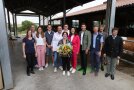 Ministerin Kaniber überreichte eine Urkunde und einen Blumenstrauß
