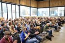 Saal mit vielen Leuten, die klatschen