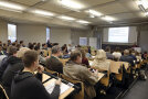 In einem Hörsaal sitzen viele Leute