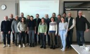 Gruppenfoto von ca. 20 Personen, Männer und Frauen