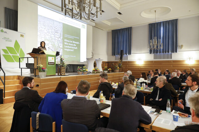 Auf der Bühne der Alten Reithalle in Triesdorf spricht Staatsministerin Michaela Kaniber.