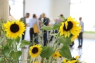 Blumige Begrüßung im Foyer des Tagungsgebäudes