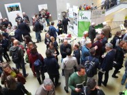 Viele Menschen in einem Foyer, sie unterhalten sich