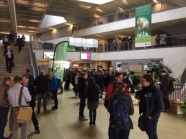 Viele Menschen in einem Foyer, sie unterhalten sich