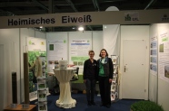 Messestand des Aktionsprogramms "Heimische Eiweißfuttermittel" mit den Mitarbeiterinnen Sandra Baumgardt und Nadine A. Gund